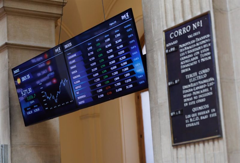 El Ibex 35 cierra con caídas y pierde los 9.500 puntos ante la debilidad de los datos macro