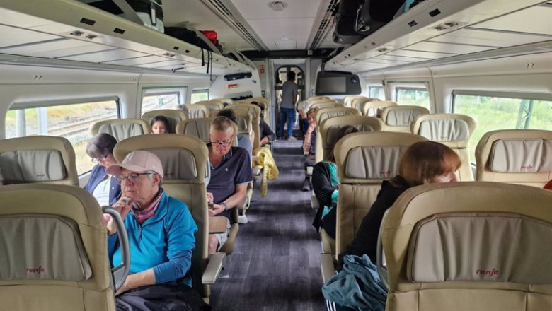 ep un tren avril parado cerca de la estacion de ourense con las pantallas apagadas ep un tren avril parado cerca de la estacion de ourense con las pantallas apagadas