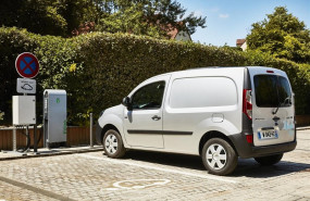 ep un vehiculo electrico recargando renault kangoo ze