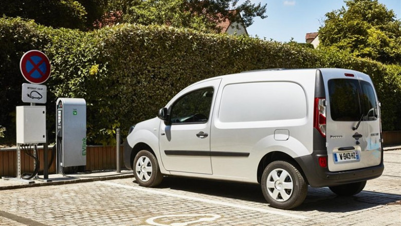 ep un vehiculo electrico recargando renault kangoo ze