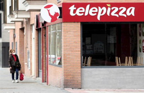 ep una mujer protegida con mascarilla pasea cerca de un local de telepizza el mismo dia en el que