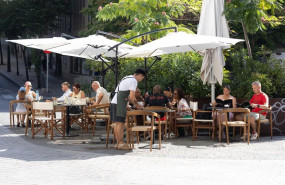 ep varias personas consumen en la terraza de un bar a 19 de agosto de 2026 en madrid espana
