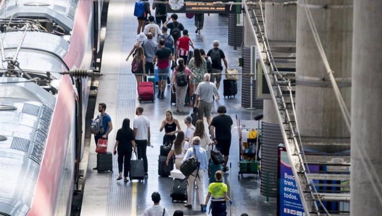 ep varias personas uno de los andenes de la estacion de atocha almudena grandes a 11 de agosto de ep varias personas uno de los andenes de la estacion de atocha almudena grandes a 11 de agosto de