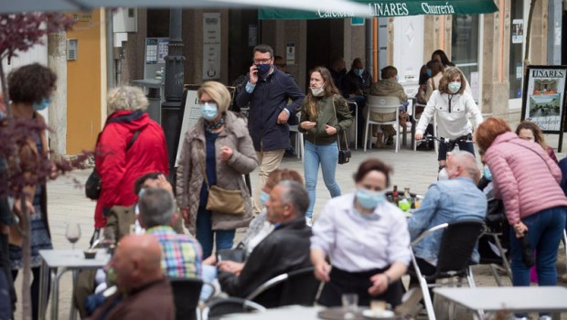 ep varias personasen la terraza de un bar