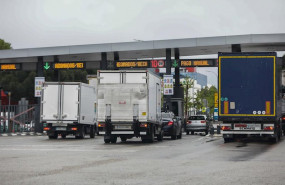 ep varios camiones esperan para pasar por el peaje de acceso a mercamadrid el mismo dia en el que el