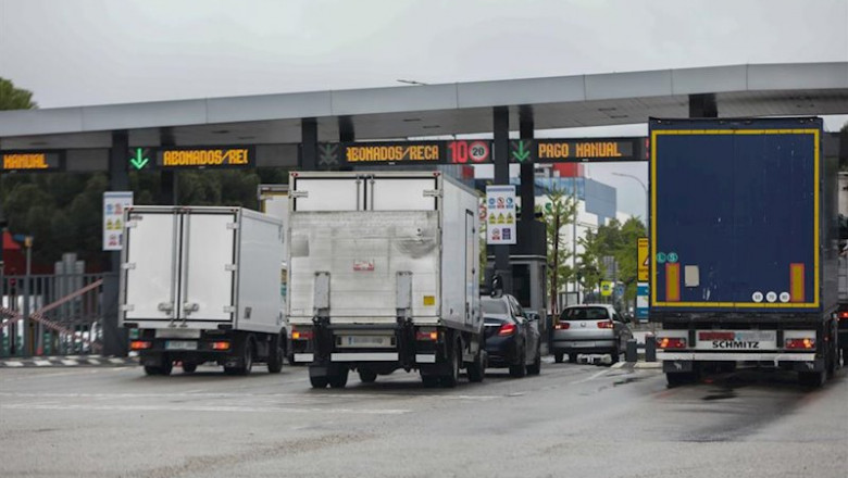 Varios camiones esperan para pasar por el peaje de acceso a Mercamadrid el mismo día en el que el Gobierno ha anunciado que eleva de 9 a 11 horas el máximo diario de conducción en el transporte a partir de este miércoles, con el fin de flexibilizar así el | Jesús Hellín - Europa Press ep varios camiones esperan para pasar por el peaje de acceso a mercamadrid el mismo dia en el que el