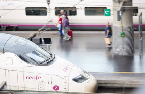 ep viajeros con maletas en uno de los andenes de la estacion almudena grandes atocha cercanias a 28