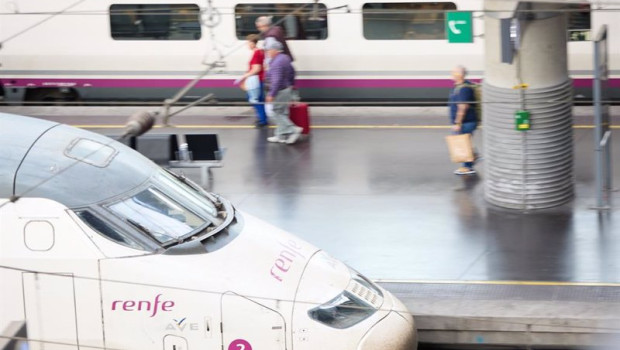 ep viajeros con maletas en uno de los andenes de la estacion almudena grandes atocha cercanias a 28