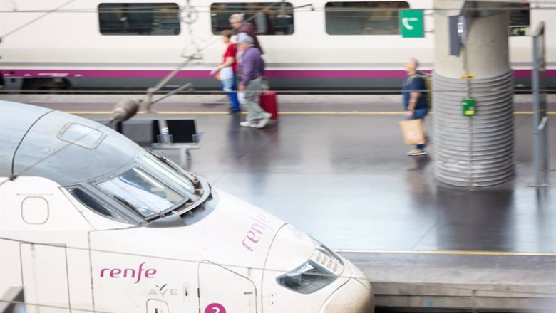 ep viajeros con maletas en uno de los andenes de la estacion almudena grandes atocha cercanias a 28 ep viajeros con maletas en uno de los andenes de la estacion almudena grandes atocha cercanias a 28