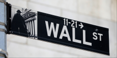 un panneau de signalisation de wall street 