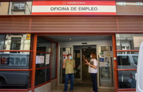 ep archivo   dos personas conversan a las puertas de una oficina del sepe de evaristo san miguel de