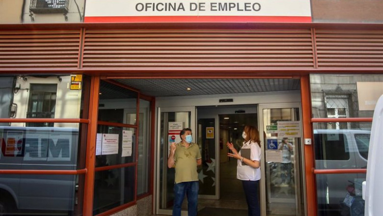 ep archivo   dos personas conversan a las puertas de una oficina del sepe de evaristo san miguel de