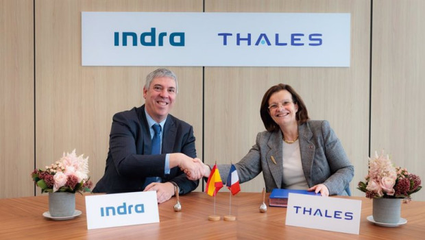 ep archivo   el consejero delegado de indra jose vicente de los mozos i y la vicepresidenta