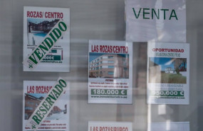 ep archivo   escaparate de anuncios de viviendas en una inmobiliaria