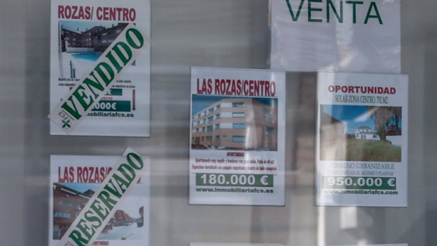 ep archivo   escaparate de anuncios de viviendas en una inmobiliaria