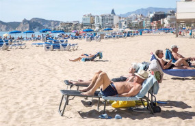 ep archivo numerosas personas toman el sol en la playa de poniente a 11 de marzo de 2023 en ep archivo numerosas personas toman el sol en la playa de poniente a 11 de marzo de 2023 en
