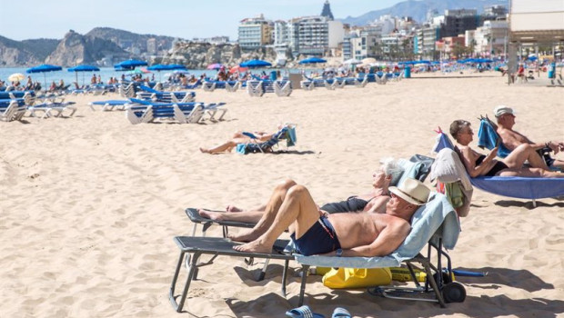 ep archivo   numerosas personas toman el sol en la playa de poniente a 11 de marzo de 2023 en