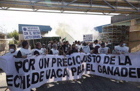 ep archivo   protesta del sector lechero ante la sede de puleva para reclamar unos precios justos