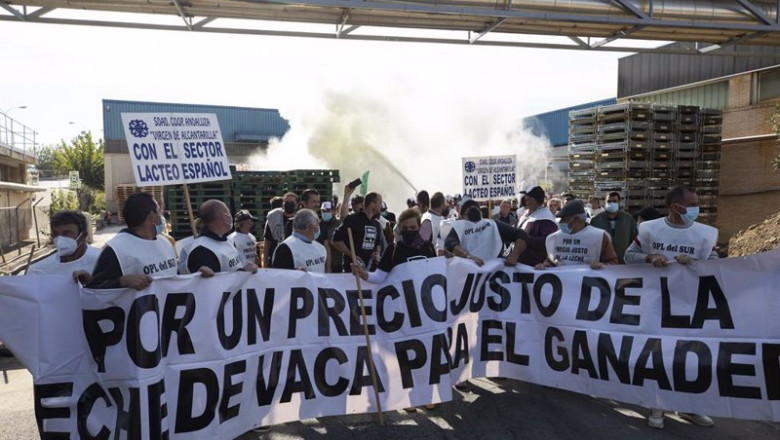 Archivo - Protesta del sector lechero ante la sede de Puleva para reclamar unos precios justos | Álex Cámara - Europa Press - Archivo ep archivo protesta del sector lechero ante la sede de puleva para reclamar unos precios justos