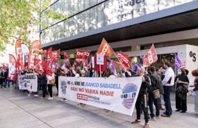 ep archivo   un grupo de empleados del banco sabadell durante una concentracion contra el ere de la