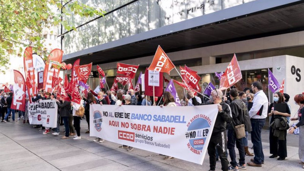 ep archivo   un grupo de empleados del banco sabadell durante una concentracion contra el ere de la