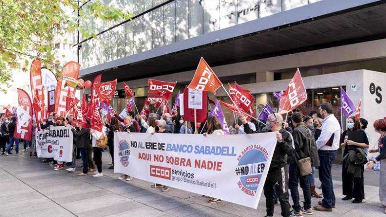 Archivo - Un grupo de empleados del Banco Sabadell durante una concentración contra el ERE de la empresa en octubre de 2021 | A. Pérez Meca - Europa Press - Archivo ep archivo un grupo de empleados del banco sabadell durante una concentracion contra el ere de la