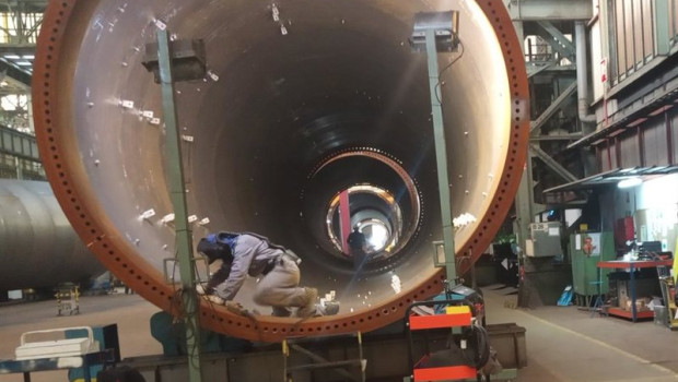 ep archivo   un operario de windar trabaja en una de las grandes piezas para parques eolicos que