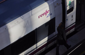 ep archivo   un viajero junto a un tren del ave