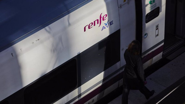 ep archivo   un viajero junto a un tren del ave