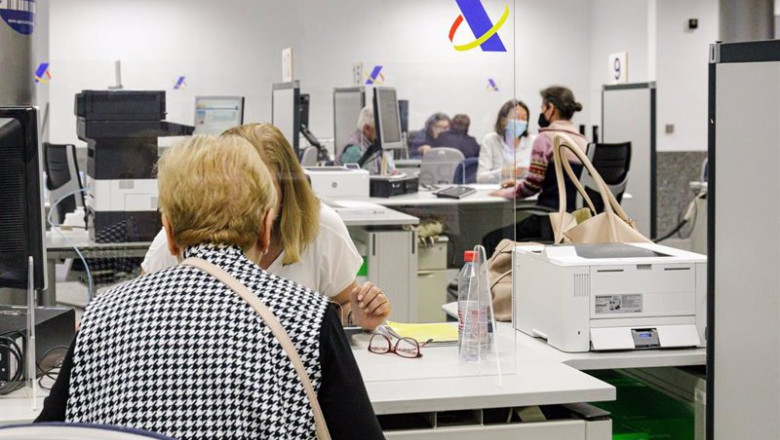ep archivo varias funcionarias de la aeat atienden a ciudadanos en una oficina ep archivo varias funcionarias de la aeat atienden a ciudadanos en una oficina