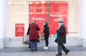 ep archivo varias personas pasan delante del escaparate de hm a 7 de enero de 2022 en madrid ep archivo varias personas pasan delante del escaparate de hm a 7 de enero de 2022 en madrid