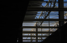 ep archivo   vigas en un terreno en obras y construccion durante una visita a la gigafactoria