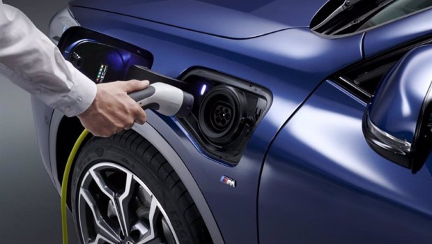 ep carga de un coche electrificado