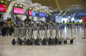 ep carritos para transportar maletas en la terminal t4 del aeropuerto adolfo suarez madrid barajas