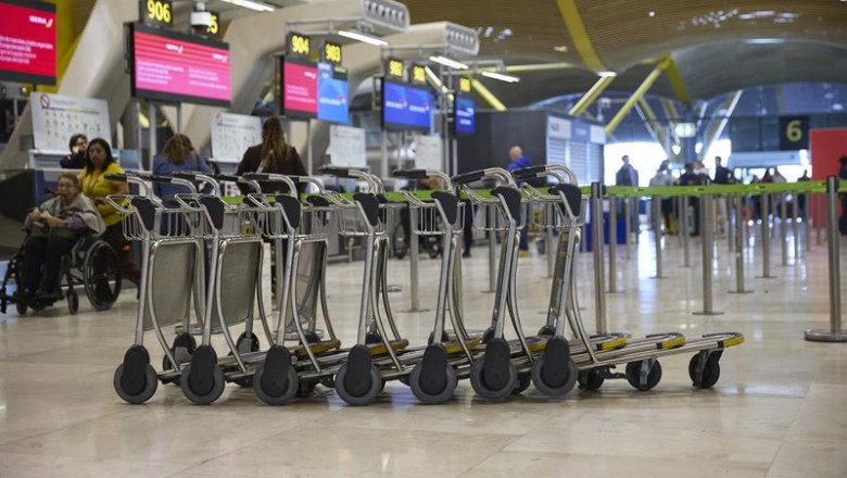 ep carritos para transportar maletas en la terminal t4 del aeropuerto adolfo suarez madrid barajas