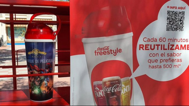 ep coca cola y parque warner instalan un dispensador de bebidas