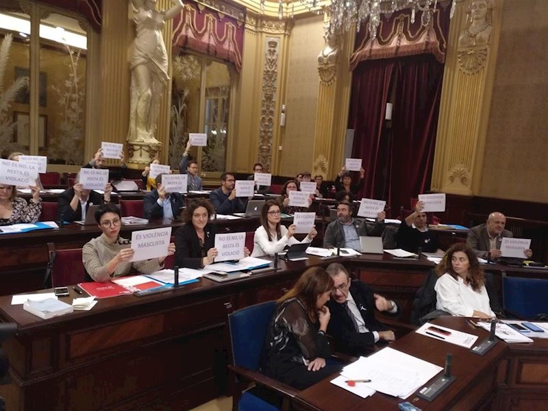 ep diputados exhiben carteles en el pleno del parlament