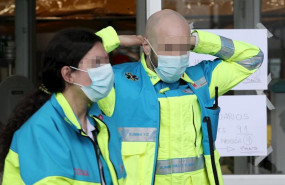 ep dos sanitarios del summa 112 protegidos con mascarilla
