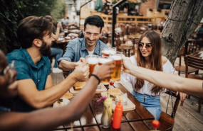 ep el 60 de viajeros esta deseando conocer gente nueva durante las vacaciones segun bookingcom