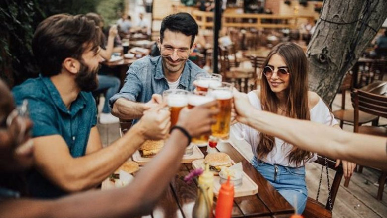 ep el 60 de viajeros esta deseando conocer gente nueva durante las vacaciones segun bookingcom