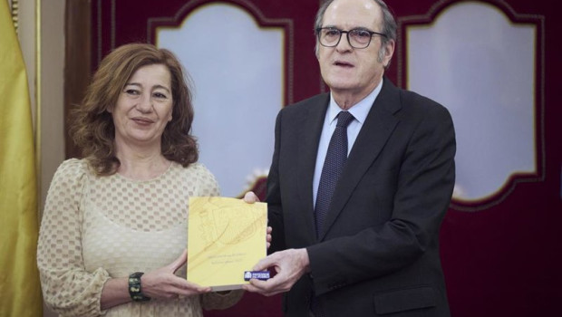 ep el defensor del pueblo angel gabilondo entrega el informe anual 2025 de la institucion a la