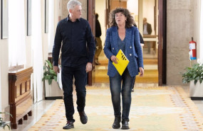 ep el diputado de eh bildu oskar matute y la portavoz adjunta de erc teresa jord conversan a su