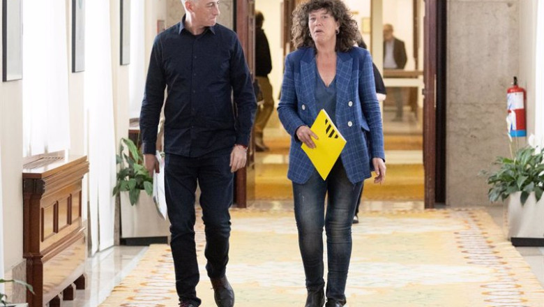 ep el diputado de eh bildu oskar matute y la portavoz adjunta de erc teresa jord conversan a su ep el diputado de eh bildu oskar matute y la portavoz adjunta de erc teresa jord conversan a su
