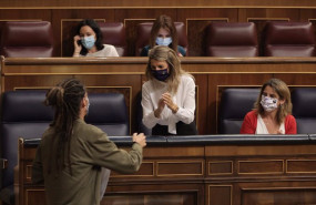 ep el diputado de unidas podemos alberto rodriguez pasa por delante de la vicepresidenta segunda del