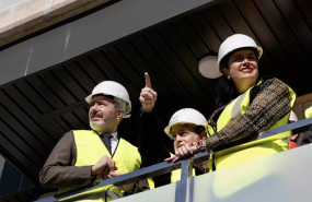 ep el jefe del ejecutivo aragones jorge azcon junto a la alcaldesa de huesca lorena orduna visita