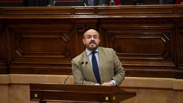 ep el lider del pp catalan alejandro fernandez en su intervencion en el pleno del parlament del 27