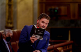 ep el portavoz de erc en el congreso gabriel rufian lee la constitucion espanola durante una sesion