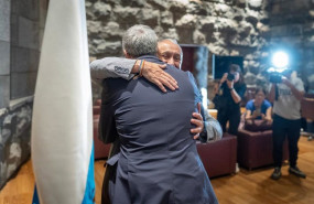 ep el presidente de canarias fernando clavijo y el secretario general de ugt pepe alvarez se abrazan