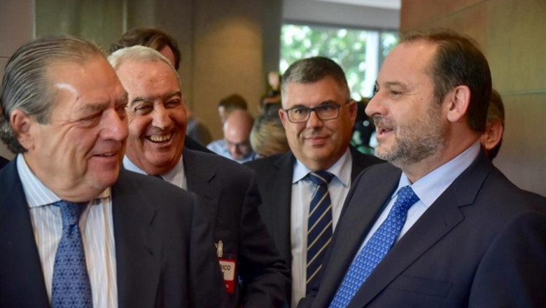 El presidente de la Asociación Valenciana de Empresarios (AVE), Vicente Boluda (1i) y el ministro de Fomento en funciones, José Luis Ábalos (1d), junto a otros de los asistentes al almuerzo-coloquio de la Asociación Valenciana de Empresarios (AVE). | Jorge Gil - Europa Press ep el presidente de la asociacion valenciana de empresarios ave vicente boluda 1i y el ministro de