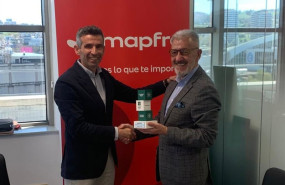 ep francisco cenador carrasco i director regional galicia de mapfre y jose ramon santamaria barreiro